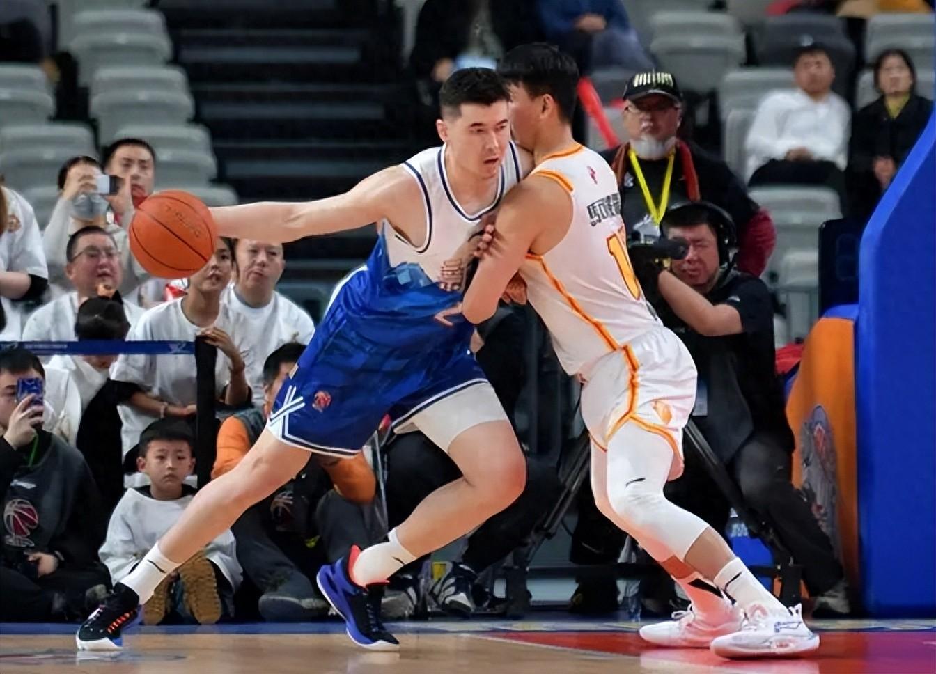 爱游戏APP-焦点大战：高尔夫上演巅峰碰撞