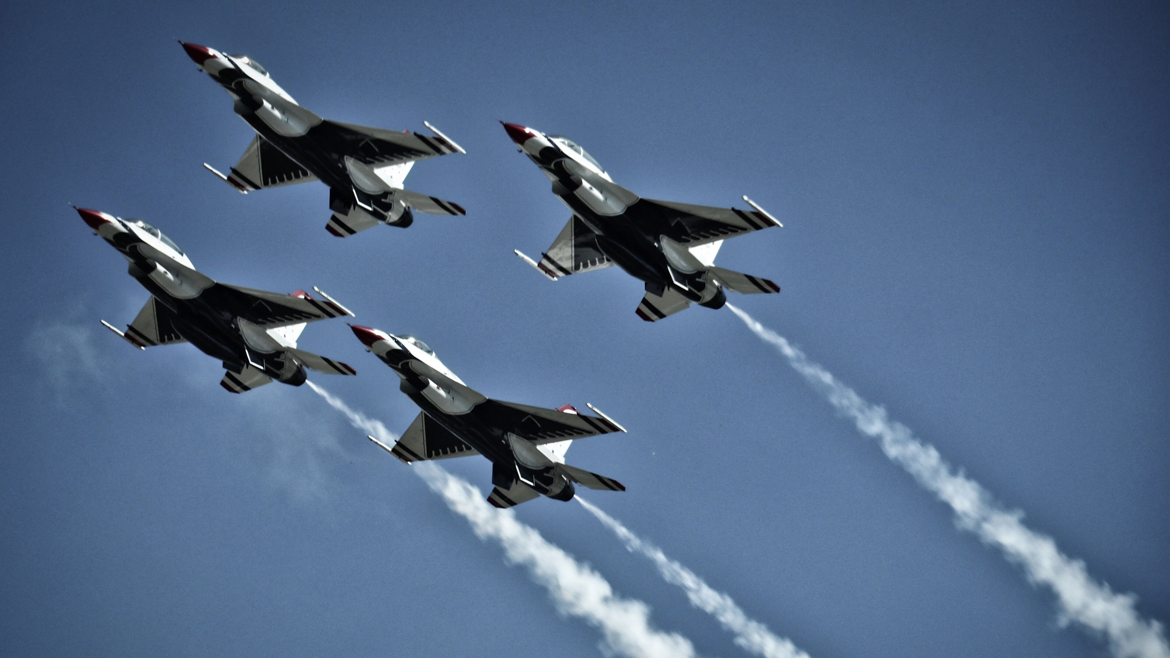 德甲争冠与爵士绝杀，精密战术与奇迹一瞬，谁定义了竞技的终极魅力？